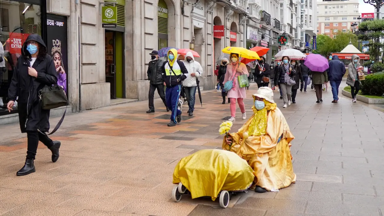 Una persona caricaturizada realizando una performance en el centro de Santander. / Hardy