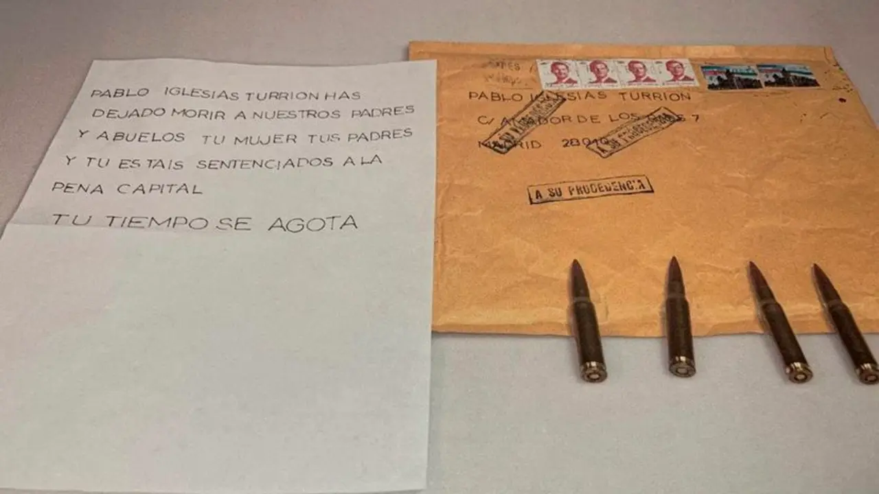 Imagen publicada en la cuenta de Twitter de Pablo Iglesias en la que se ve el mensaje y las balas que iban en el sobre.