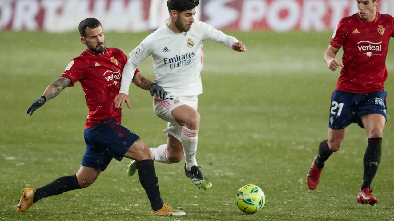 Rub&eacute;n Garc&iacute;a (L), de Osasuna, e Isco (C), del Real Madrid, luchan por el bal&oacute;n durante el partido de f&uacute;tbol de la Primera Divisi&oacute;n espa&ntilde;ola entre el CA Osasuna y el Real Madrid CF en el estadio del Sadar. Foto: Fernando Pidal/SOPA Images v&iacute;a ZUMA Wire/dpa
Fernando Pidal / SOPA Images v&iacute;a Z / DPA
  (Foto de ARCHIVO)
9/1/2021 SOLO PARA USO EN ESPA&Ntilde;A
