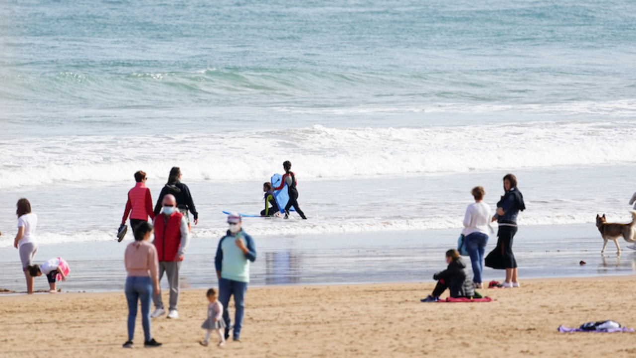 Varias personas disfrutan de la playa del Sardinero manteniendo las distancias de seguridad sanitaria. / HARDY