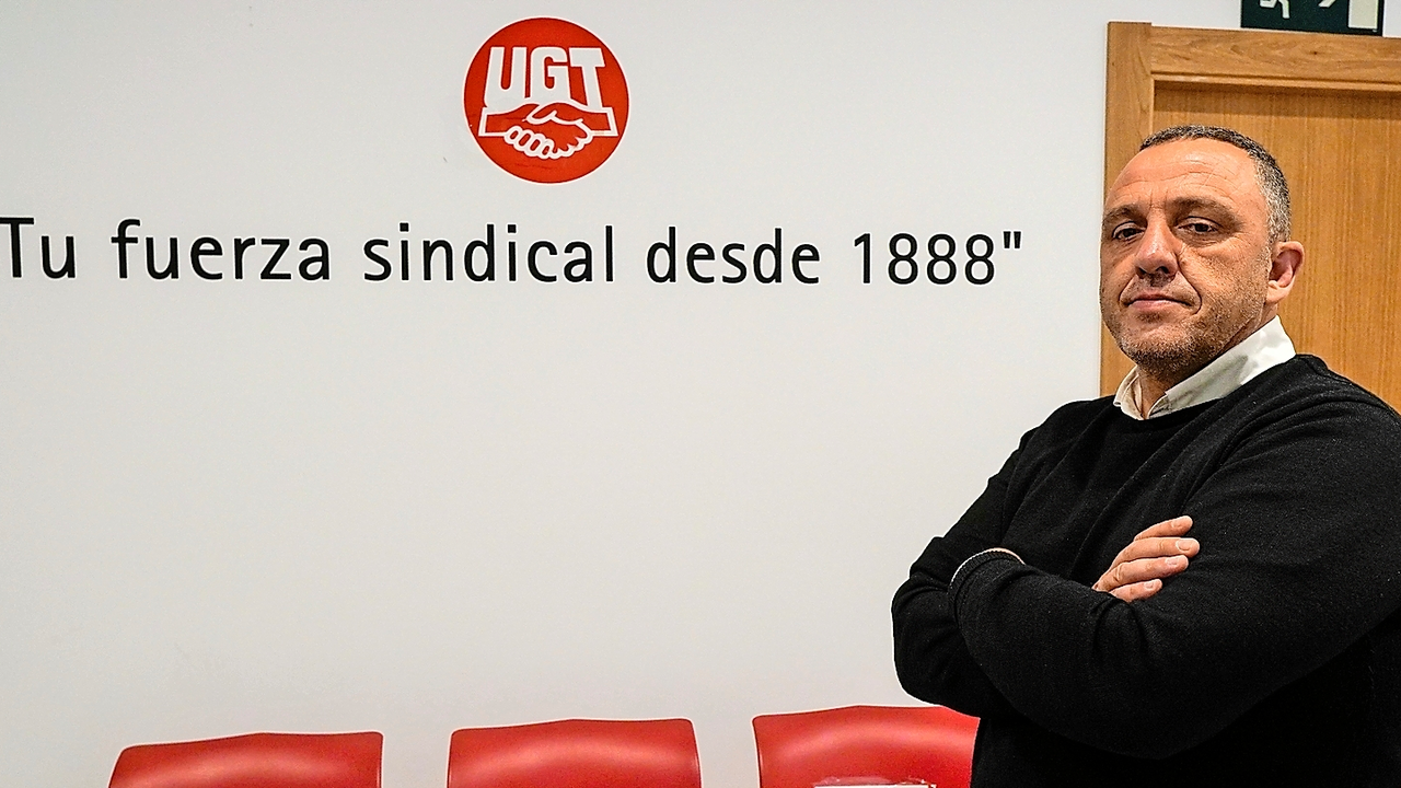 El secretario general de UGT, Mariano Carmona en la sede central de Santander. / Hardy
