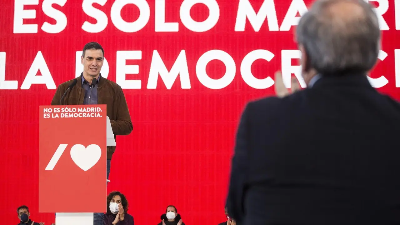 El secretario general del PSOE y presidente del Gobierno, Pedro S&aacute;nchez (i),