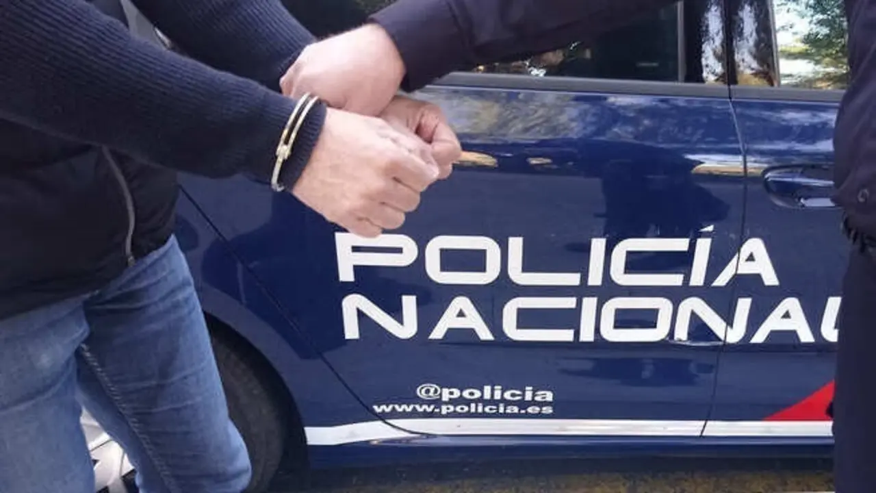 Archivo - Imagen de archivo de unas esposas.