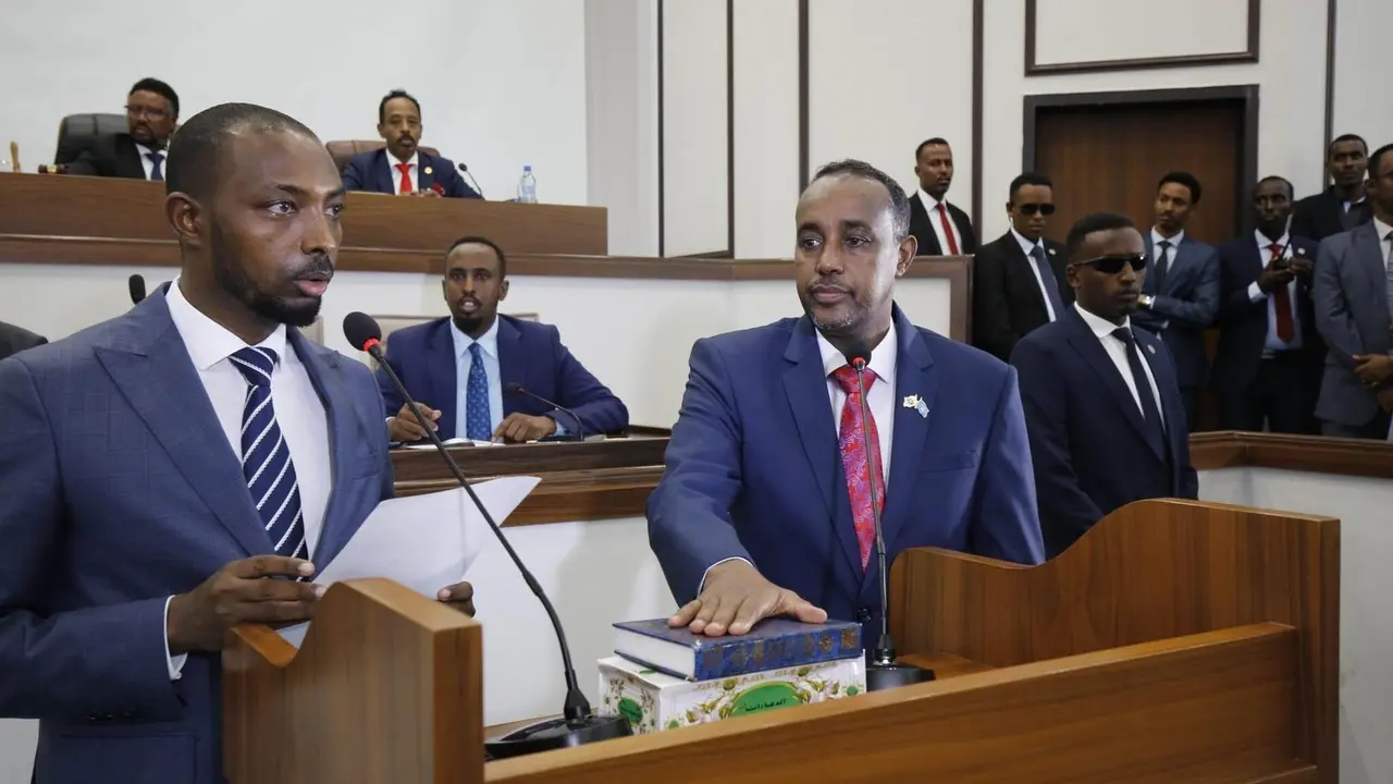 Archivo - Mohamed Husein Roble  jura como nuevo primer ministro de Somalia