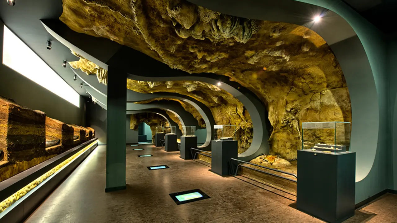 Sala de prehistoria del MUPAC.
