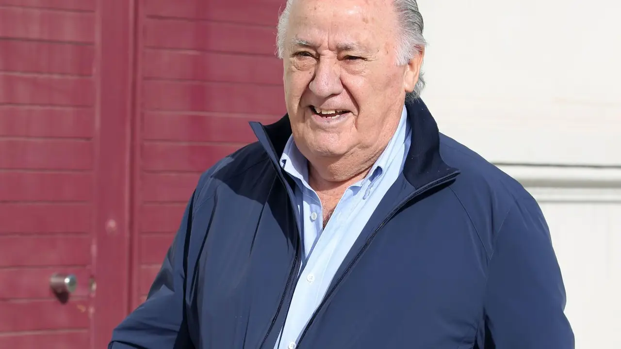 Archivo - Amancio Ortega, en una imagen de archivo, en su Coru&ntilde;a natal, donde reside