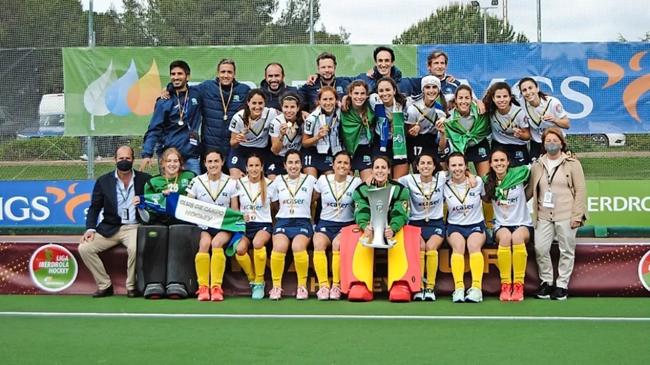 Las jugadoras del Casa de Campo posan con el trofeo. / Alerta