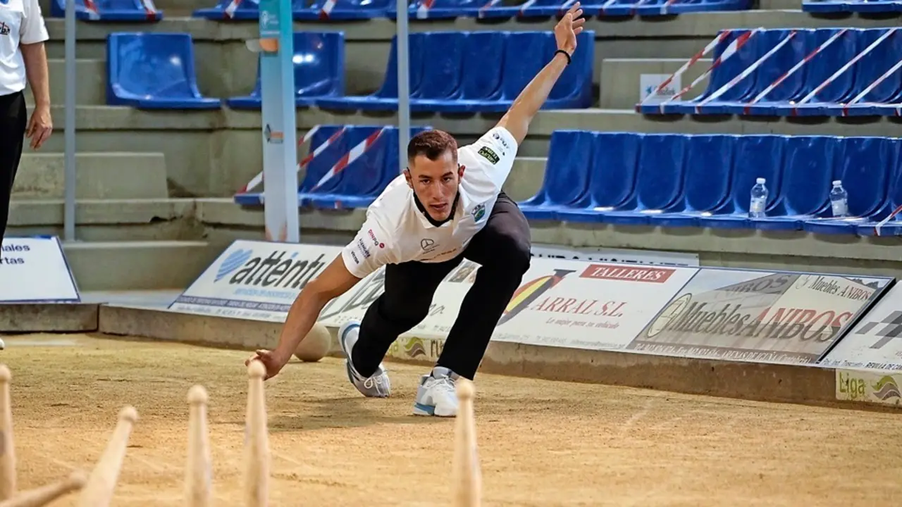 V&iacute;ctor Gonz&aacute;lez birla una bola. / Hardy