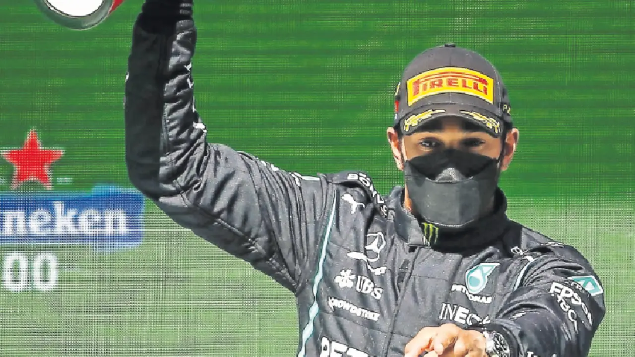 Lews Hamilton con el trofeo de ganador. / EFE