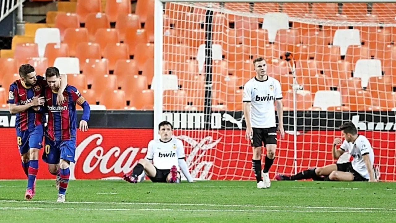 El jugador del FC Barcelona, Jordi Alba felicita a su compa&ntilde;ero Leo Messi tras marcar el primer gol de penalti al Valencia CF. / EFE-Kai F&ouml;rsterling