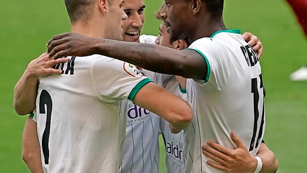 Mantilla, Isma L&oacute;pez, Cedric y Pablo Torre, abrazados para celebrar un gol. / hardy