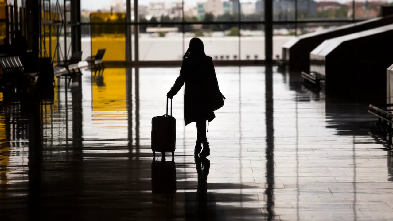Una mujer con una maleta en el aeropuerto de Madrid - Barajas Adolfo Su&aacute;rez, a 21 de abril de 2021, en Madrid (Espa&ntilde;a). La titular del Juzgado de Instrucci&oacute;n n&uacute;mero 15 de Madrid ha incoado diligencias previas contra el expresidente en funciones de la Sociedad Estatal de Participaciones Industriales (SEPI) y los miembros del Consejo de Administraci&oacute;n del holding p&uacute;blico en relaci&oacute;n con una presunta malversaci&oacute;n en la tramitaci&oacute;n de la ayuda p&uacute;blica recibida por la compa&ntilde;&iacute;a a&eacute;rea Plus Ultra. Por el momento ha reclamado a la sociedad el expediente tramitado para la concesi&oacute;n de esta ayuda.
21 ABRIL 2021;JUSTICIA;AVIONES;PLUS ULTRA;SOCIEDAD;P&Uacute;BLICO;AEROPUERTO
Alejandro Mart&iacute;nez V&eacute;lez / Europa Press
21/4/2021