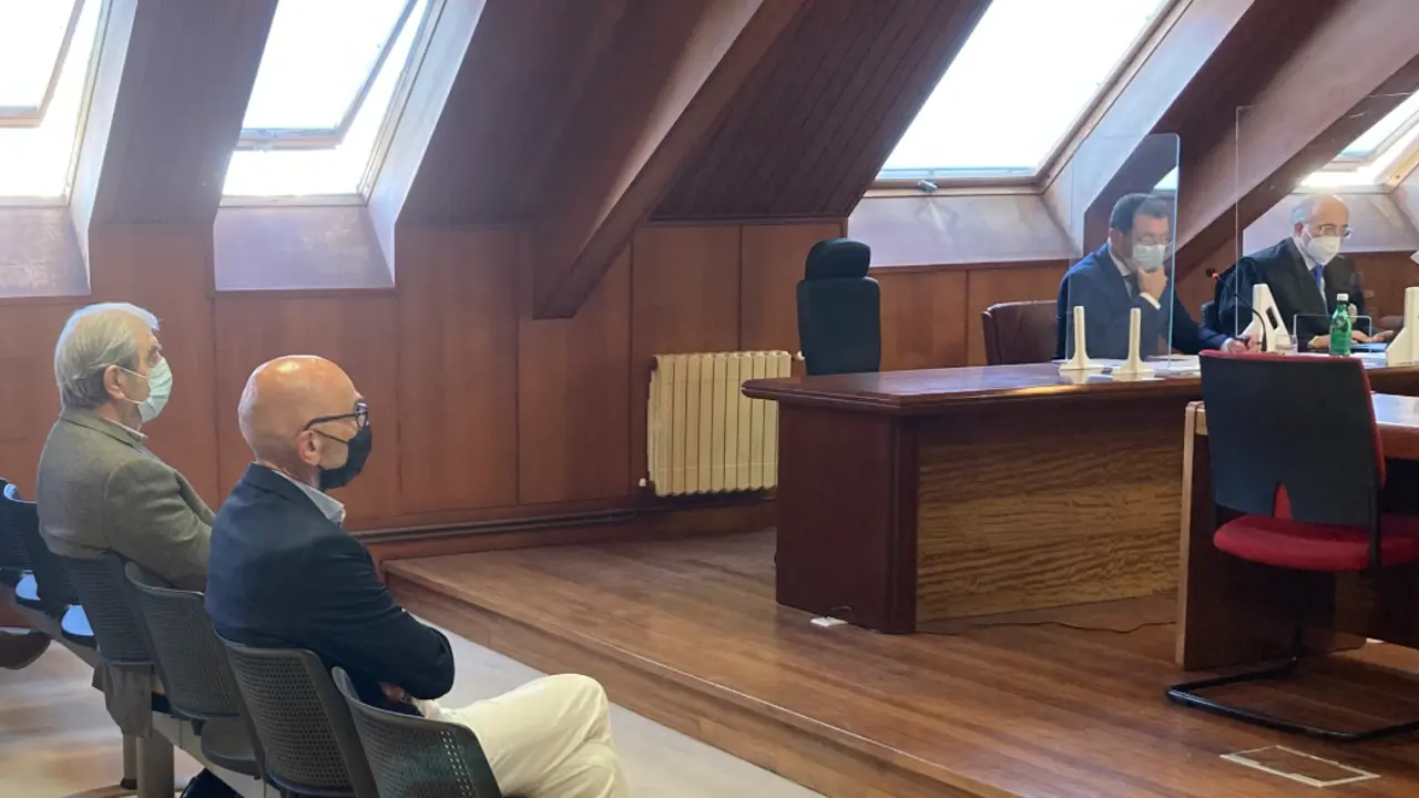 Los acusados sentados en el banquillo del juicio celebrado hoy. / D&iacute;az