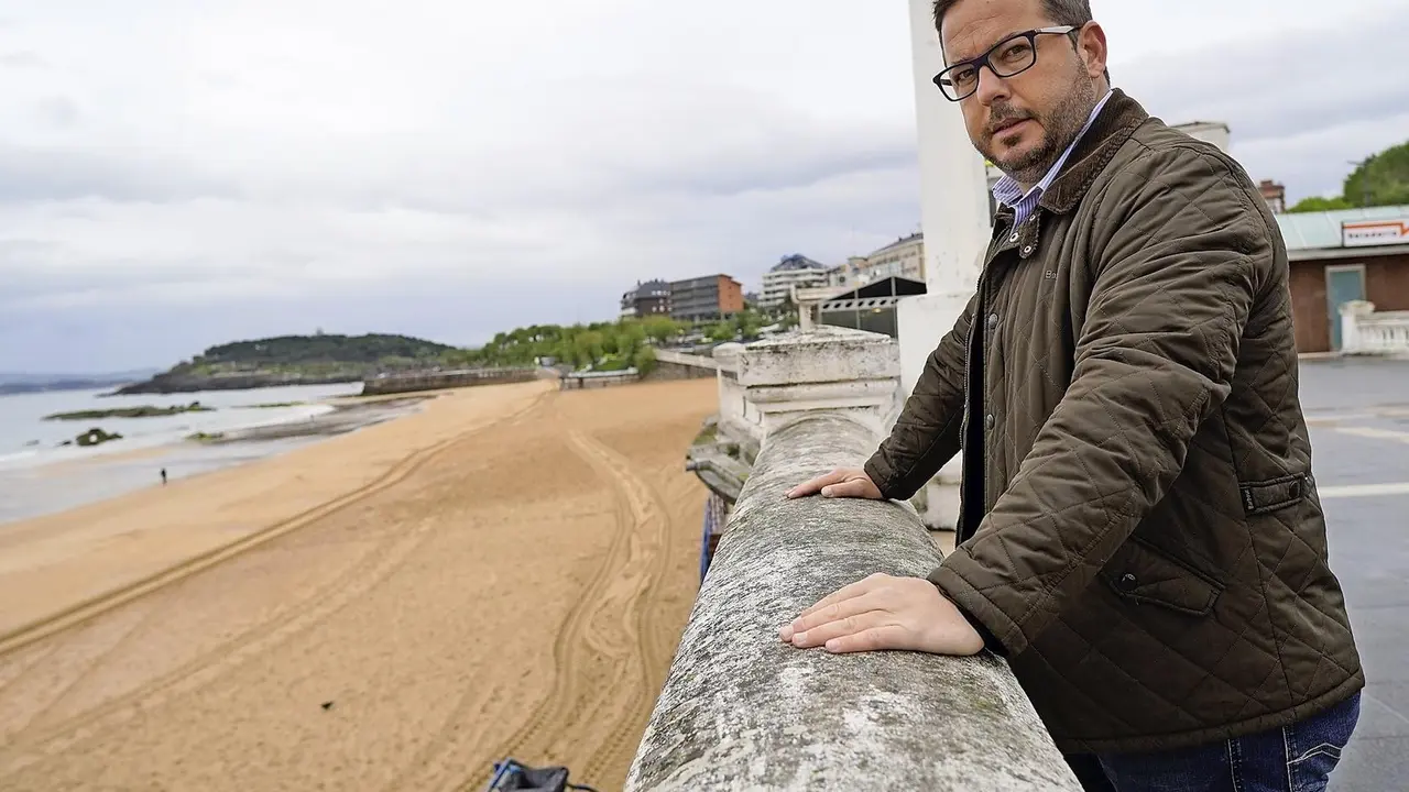 Agust&iacute;n Almod&oacute;bar Barcel&oacute; posa para el fot&oacute;grafo frente a la playa del Sardinero. /  Hardy