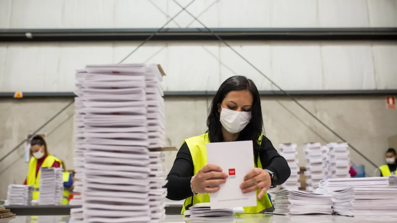 Una trabajadora organiza el almac&eacute;n donde se encuentra el material log&iacute;stico destinado a la jornada electoral del pr&oacute;ximo 4 de mayo, a 27 de abril de 2021, en el Pol&iacute;gono Industrial de La Garena, en Alcal&aacute; de Henares, Madrid, (Espa&ntilde;a). El pr&oacute;ximo 4 de mayo m&aacute;s de 4,8 millones de madrile&ntilde;os podr&aacute;n votar de manera presencial en las elecciones a la Asamblea de Madrid, mediante un amplio dispositivo log&iacute;stico y humano que estar&aacute; a disposici&oacute;n de los 1.084 locales y 7.265 mesas electorales de los 179 municipios de la regi&oacute;n madrile&ntilde;a.
Alejandro Mart&iacute;nez V&eacute;lez / Europa Press
27/4/2021