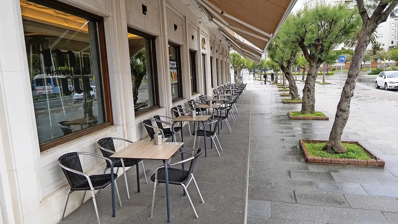 Imagen de una terraza en El Sardinero, en Santander. / HARDY