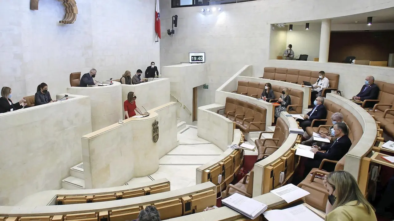 Imagen del Pleno celebrado ayer lunes en el Parlamento de Cantabria. / ALERTA