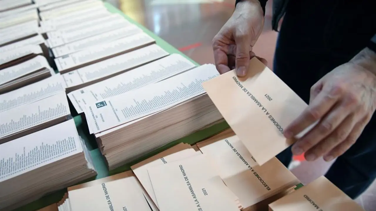 Un miembro de la mesa electoral coloca una mesa con papeletas momentos antes de la apertura del colegio Roma de Madrid, este martes. Un total de 5.112.658 personas est&aacute;n llamadas a votar en las elecciones auton&oacute;micas de Madrid de este 4 de mayo, de las cuales 4.783.528 residen en la regi&oacute;n, una jornada electoral que estar&aacute; marcada por las medidas de protecci&oacute;n contra el coronavirus y por las consecuencias de los resultados no s&oacute;lo en la comunidad aut&oacute;noma sino tambi&eacute;n a nivel nacional. Son unas elecciones singulares en la regi&oacute;n al ser las primeras que se celebran por adelantado y las segundas que tienen lugar en d&iacute;a laborable tras las de 1987, aunque no habr&aacute; clase en los centros no universitarios. EFE/V&iacute;ctor Lerena