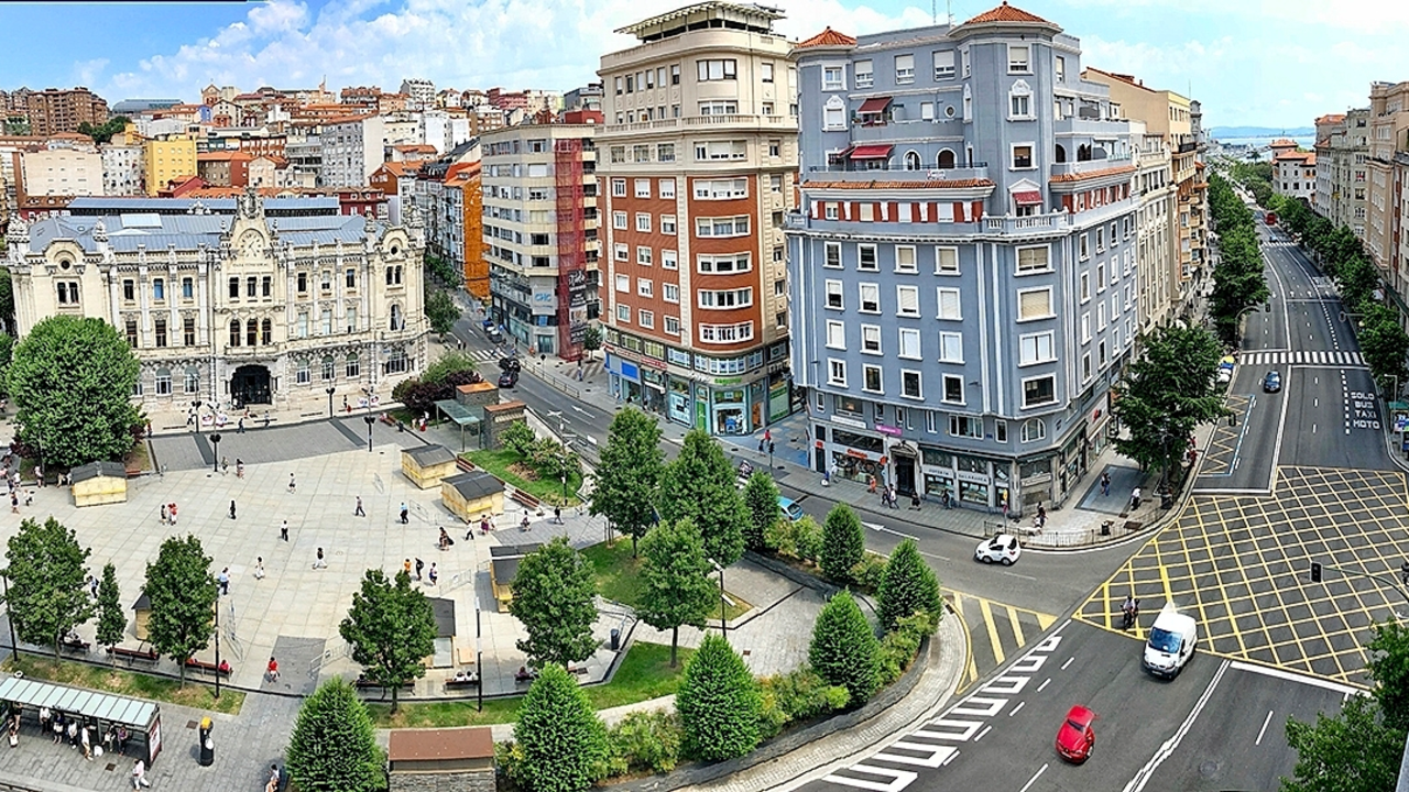 Imagen a&eacute;rea de la plaza del ayuntamiento de la capital c&aacute;ntabra. / ALERTA