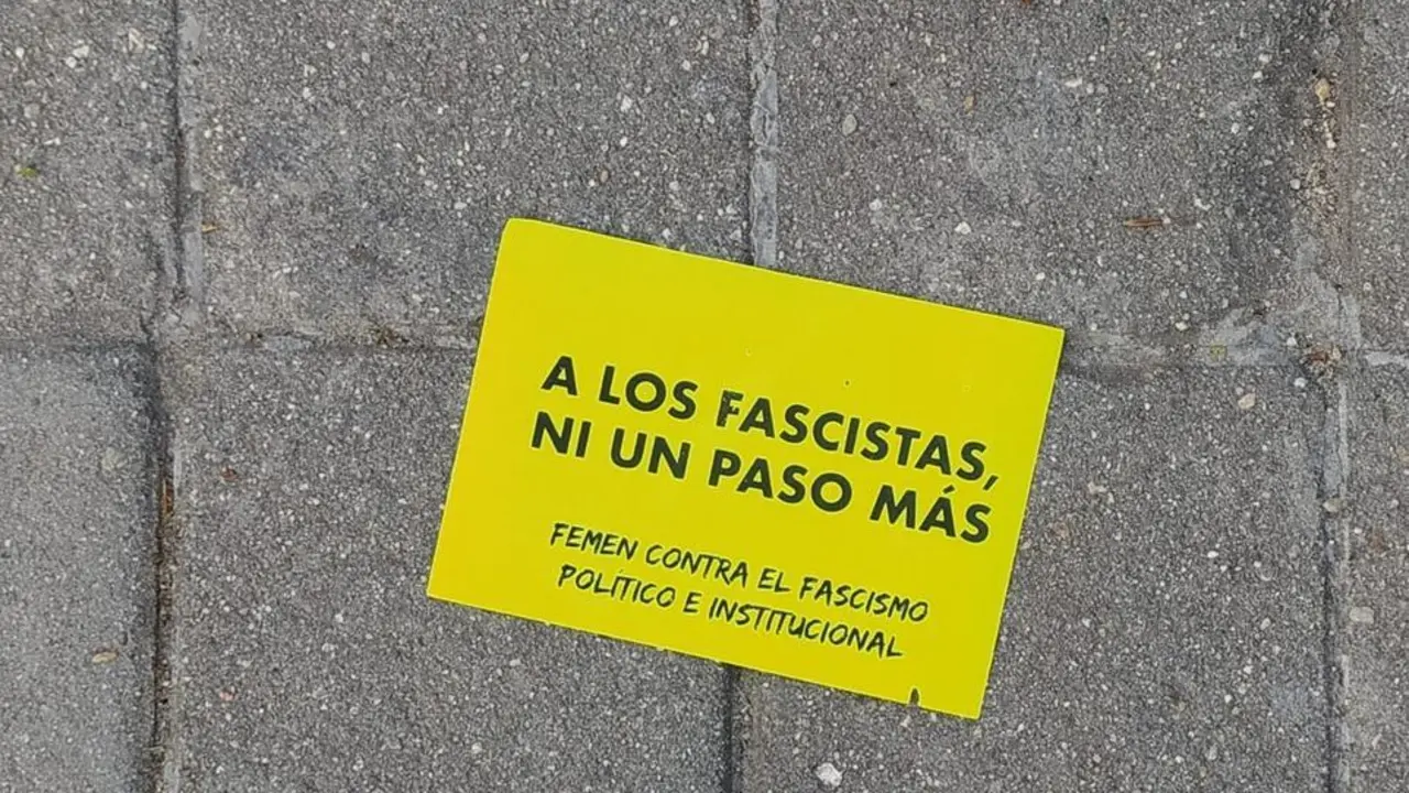 Panfleto arrojado por miembros de Femen en el colegio electoral donde vota Roc&iacute;o Monasterio