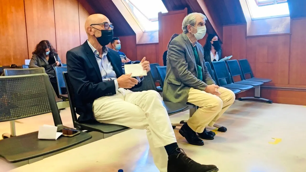 El ex alcalde de Noja Jes&uacute;s D&iacute;az y el ex secretario municipal ayer durante el inicio del juicio. / ALERTa