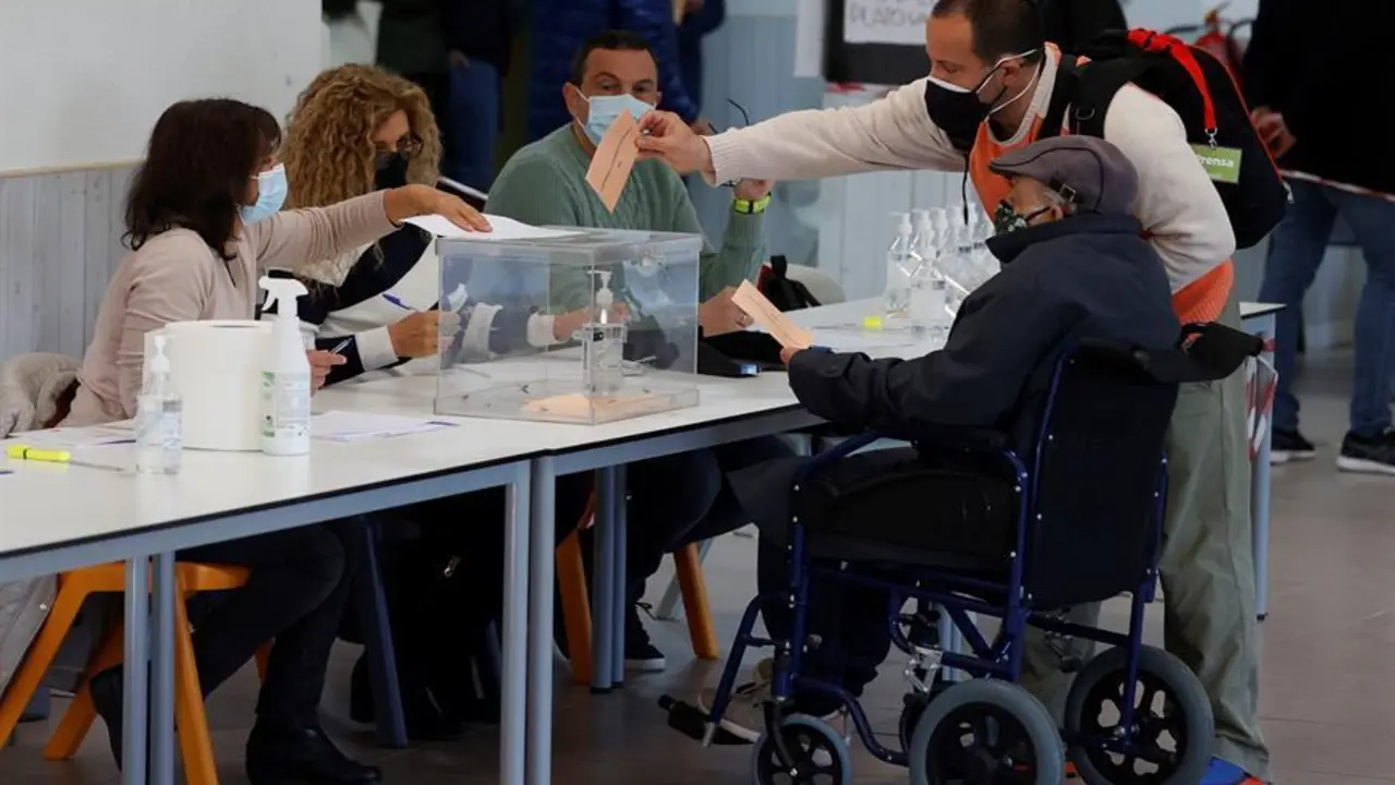 Una persona vota en el colegio p&uacute;blico La Navata de Galapagar. Un total de 5.112.658 personas est&aacute;n llamadas a votar este martes en las elecciones auton&oacute;micas de Madrid (casi 260.000 lo solicitaron hacer por correo), con m&aacute;s inter&eacute;s nacional que en otras ocasiones por la rivalidad planteada entre Isabel D&iacute;az Ayuso y Pedro S&aacute;nchez. EFE/J.J. Guill&eacute;n