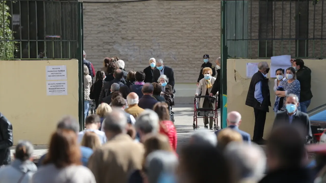 Decenas de personas hacen cola para votar en el Colegio Joaqu&iacute;n Turina de Arturo Soria, a 4 de mayo de 2021, en Madrid (Espa&ntilde;a). Un total de 5.112.658 madrile&ntilde;os est&aacute;n llamados a las urnas hoy 4 de mayo, lo que supone 53.406 m&aacute;s de los que fueron convocados en los comicios auton&oacute;micos de 2019, seg&uacute;n el censo electoral reflejado en el INE, recogido en los 179 municipios de la regi&oacute;n. Para estas elecciones se han constituido 7.265 mesas electorales en 1.084 locales.
04 MAYO 2021;4M;ELECCIONES;COMUNIDAD DE MADRID;ASAMBLEA DE MADRID;PRESIDENCIA;VOTOS
Isabel Infantes / Europa Press
4/5/2021