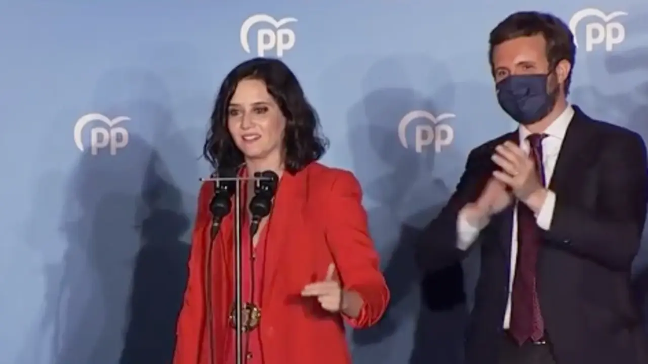 La presidenta de la Comunidad de Madrid y candidata del PP a la reelecci&oacute;n Isabel D&iacute;az Ayuso, y el presidente del PP, Pablo Casado, celebran juntos desde el balc&oacute;n instalado en la sede del partido, en la calle G&eacute;nova, la victoria electoral en Madrid.