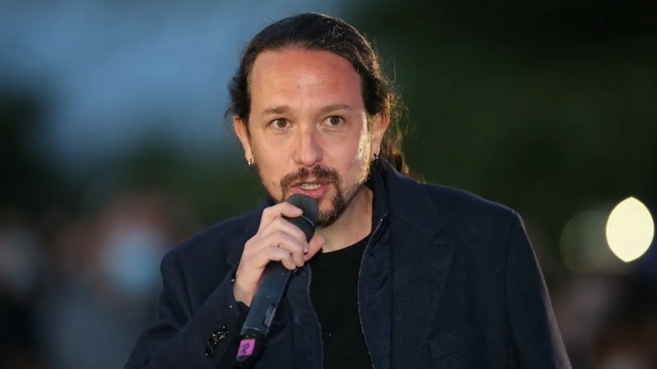 El candidato de Unidas Podemos a la presidencia de la Comunidad de Madrid y secretario general de Podemos, Pablo Iglesias interviene durante el acto de cierre de campa&ntilde;a del partido en el anfiteatro Lourdes y Mariano del parque de la Cu&ntilde;a Verde de Vic&aacute;lvaro, a 2 de mayo de 2021, en Madrid (Espa&ntilde;a). El acto tendr&aacute; aforo limitado y respetar&aacute; todas las medidas de seguridad sanitarias.