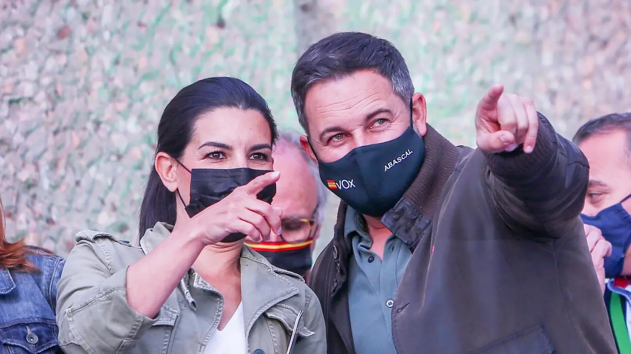 La candidata de Vox a la Presidencia de la Comunidad de Madrid, Roc&iacute;o Monasterio, y el l&iacute;der de la formaci&oacute;n, Santiago Abascal, en el &uacute;ltimo acto de campa&ntilde;a del partido en la plaza de Col&oacute;n, a 2 de mayo de 2021, en Madrid (Espa&ntilde;a). El Partido Popular y Vox llegaron a un acuerdo para que la formaci&oacute;n de Abascal celebrar&aacute; el mitin de cierre de campa&ntilde;a en Col&oacute;n.