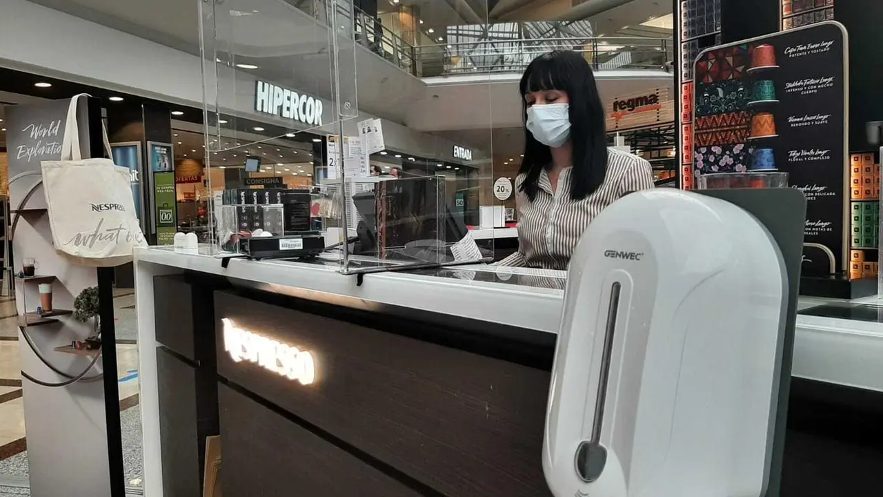 Una trabajadora en el Centro Comercial El Corte Ingles. / S. D&Iacute;AZ