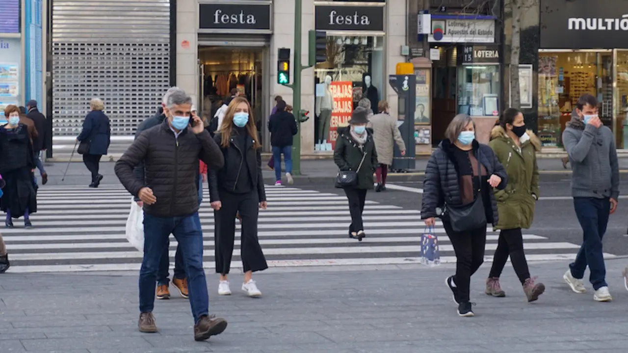 Varias personas con mascarilla por el centro de Santander. / Hardy