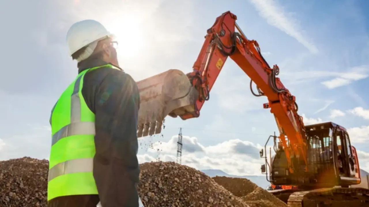Un trabajador de la construcci&oacute;n en medio de una obra.