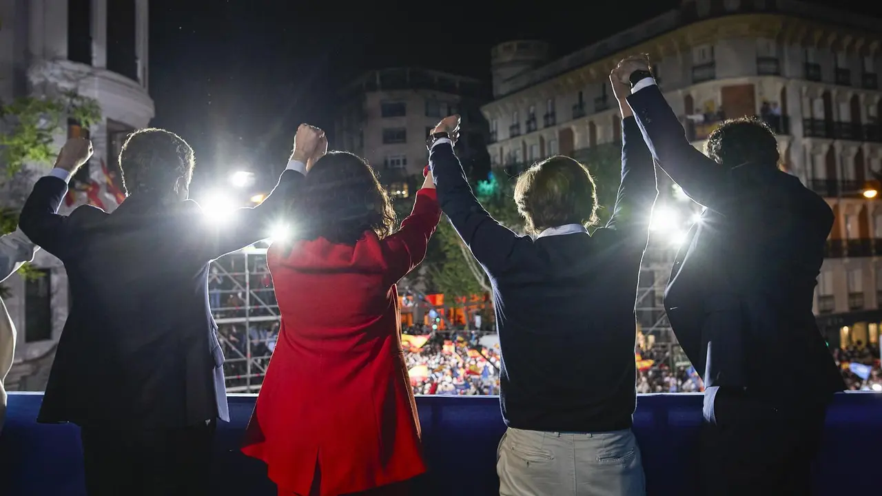 (I-D) El l&iacute;der del PP, Pablo Casado; la presidenta de la Comunidad de Madrid y candidata a la reelecci&oacute;n por el PP, Isabel D&iacute;az Ayuso; el alcalde de Madrid, Jos&eacute; Luis Mart&iacute;nez-Almeida; y otros miembros del partido salen al balc&oacute;n para celebrar los primeros sondeos en la sede del partido durante la jornada electoral, a 4 de mayo de 2021, en la Sede del Partido Popular, Madrid (Espa&ntilde;a). Un total de 5.112.658 madrile&ntilde;os han sido llamados a las urnas hoy 4 de mayo, lo que supone 53.406 m&aacute;s de los que fueron convocados en los comicios auton&oacute;micos de 2019.
04 MAYO 2021;PP;ELECCIONES;VOTACIONES;4M;MADRID
Jes&uacute;s Hell&iacute;n / Europa Press
4/5/2021