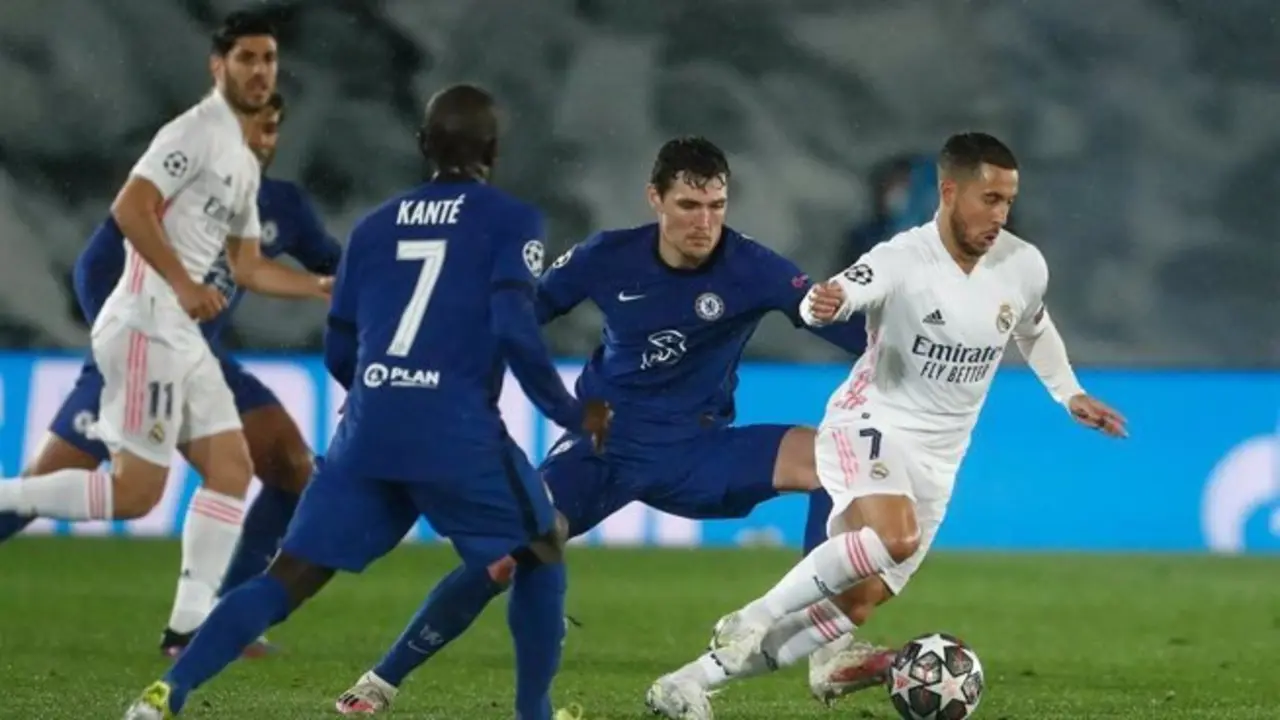 Eden Hazard conduce la pelota ante Kant&eacute; en el Real Madrid-Chelsea de ida de las semifinales de la Liga de Campeones 2020-2021 - Oscar J. Barroso / AFP7 / Europa Press