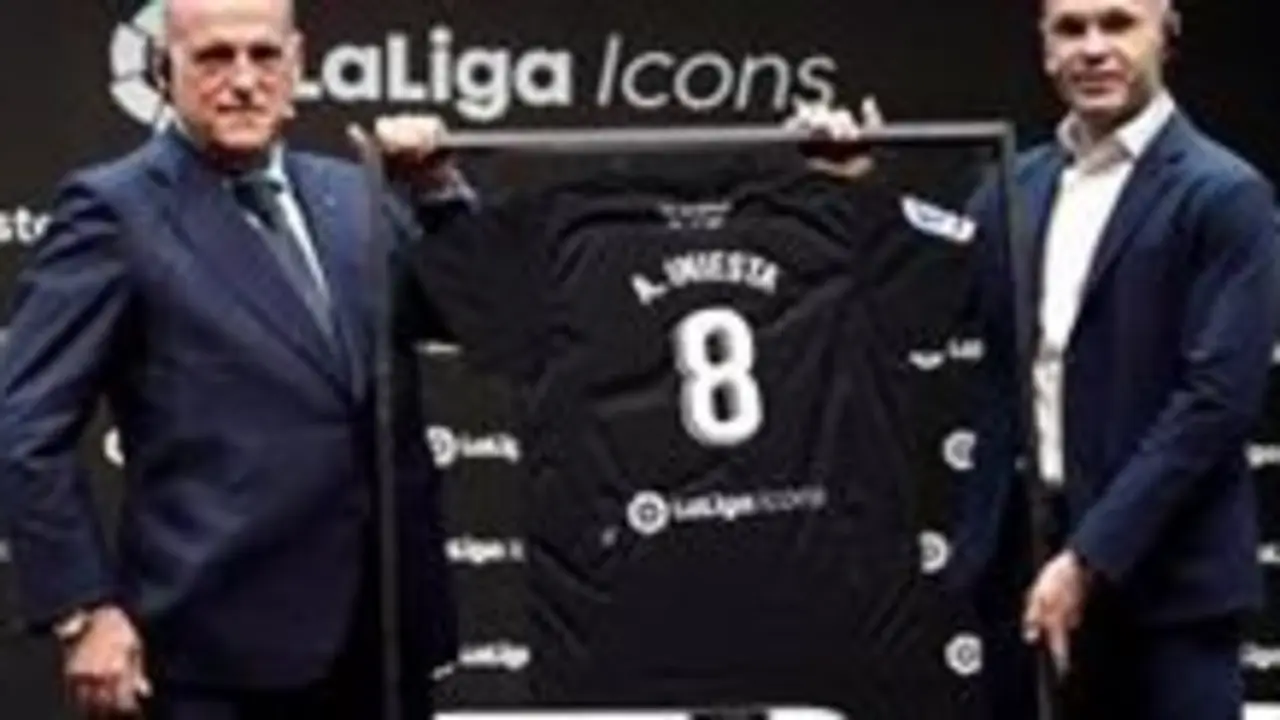 Archivo - Javier Tebas presenta a Andr&eacute;s Iniesta como LaLiga Icon - LALIGA - Archivo