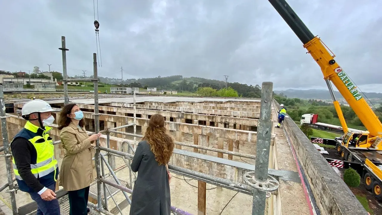 La concejala de Medio Ambiente de Santander, Margarita Rojo, asiste al inicio de las obras de la nueva cubierta del dep&oacute;sito de la potabilizadora de la ciudad