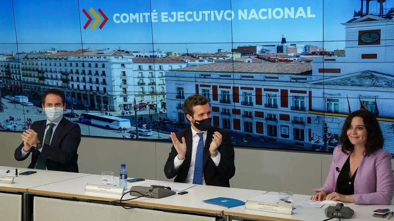 El l&iacute;der del PP, Pablo Casado, preside la reuni&oacute;n del Comit&eacute; Ejecutivo Nacional del PP flanqueado por la presidenta madrile&ntilde;a Isabel D&iacute;az Ayuso y el secretario general del PP, Teodoro Garc&iacute;a Egea, tras la victoria del 4M. En Madrid, 5 de mayo de 2021.