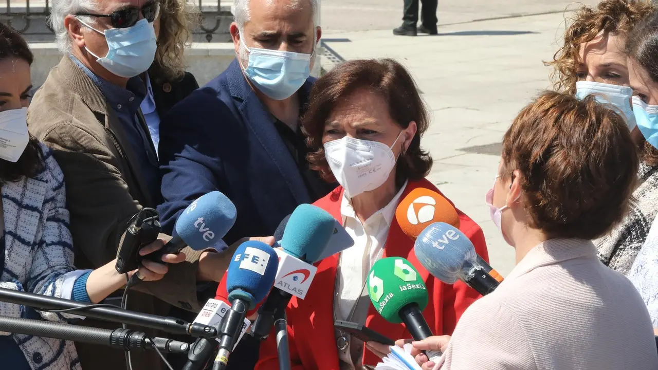 La vicepresidenta primera del Gobierno y ministra de la Presidencia, Relaciones con las Cortes y Memoria Democr&aacute;tica, Carmen Calvo, ofrece declaraciones a los medios, en el marco de un homenaje y recuerdo de las v&iacute;ctimas espa&ntilde;olas del nazismo en el Jard&iacute;n