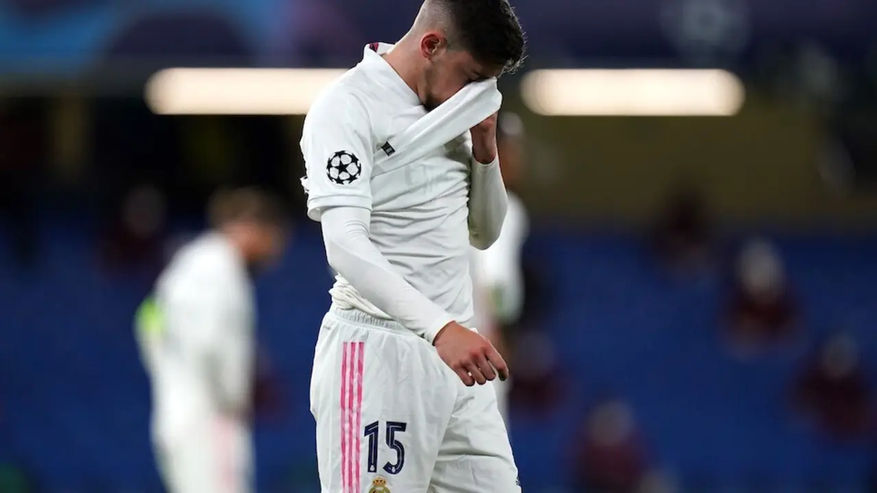 Federico Valverde, del Real Madrid, aparece abatido despu&eacute;s de que Mason Mount, del Chelsea (no en la foto), marcara el segundo gol de su equipo durante el partido de f&uacute;tbol de vuelta de las semifinales de la UEFA Champions League entre el Chelsea FC y el Real Madrid CF en Stamford Bridge. Foto: Adam Davy/PA Wire/dpa
5/5/2021 S&Oacute;LO PARA USO EN ESPA&Ntilde;A