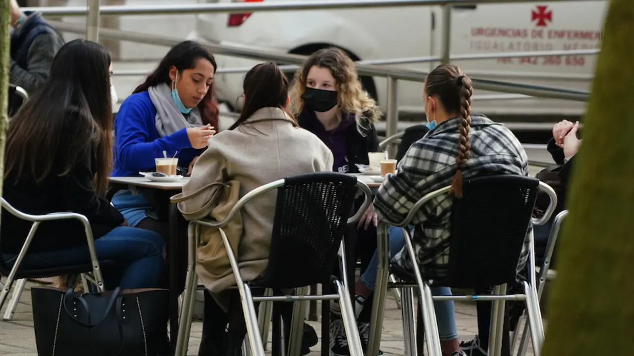 Varios j&oacute;venes con mascarilla sentados en una terraza en el centro de Santander. / Hardy