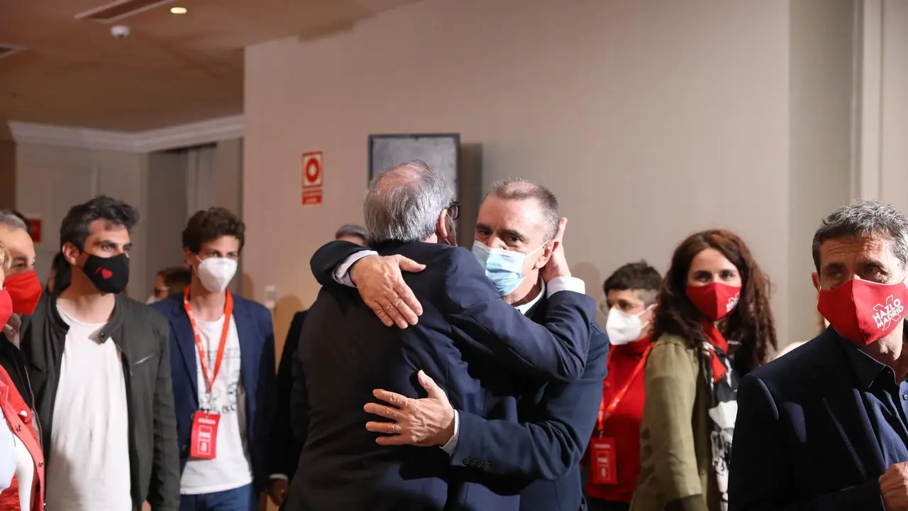El candidato del PSOE a la Presidencia de la Comunidad de Madrid, Angel Gabilondo, abraza al secretario general del PSOE-M , Jos&eacute; Manuel Franco