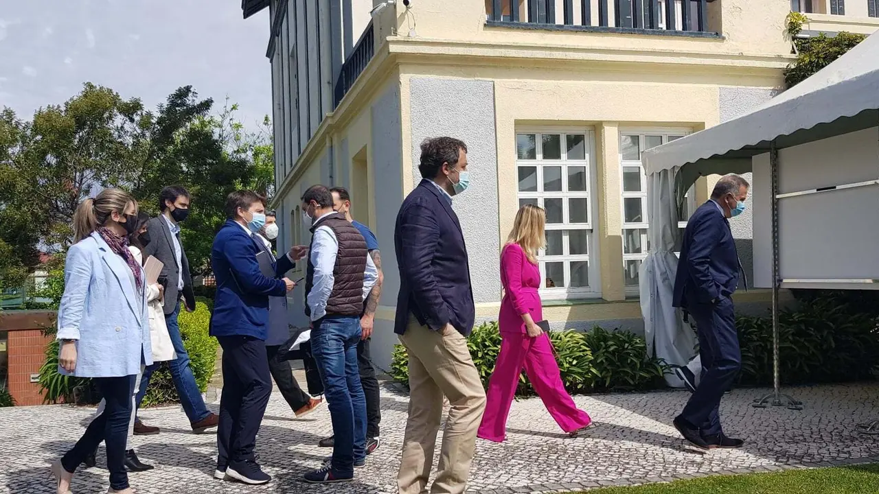 El grupo de Hosteler&iacute;a del norte antes de la reuni&oacute;n mantenida hoy.