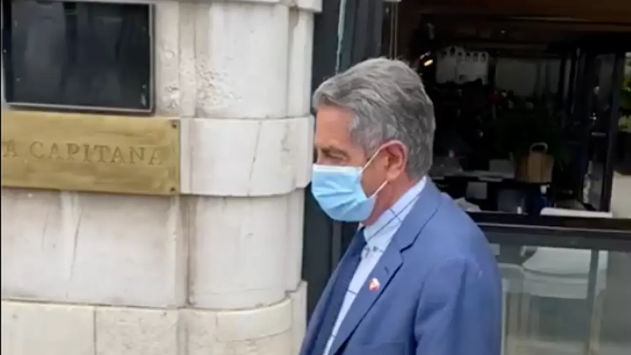 El presidente de Cantabria, a su salida del conocido restaurante.