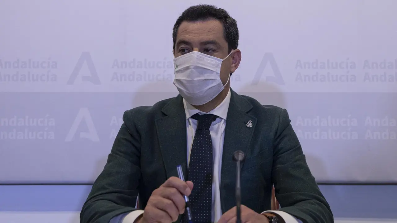 El presidente de la Junta, Juanma Moreno, (c) durante la reuni&oacute;n del Consejo Asesor de Alertas de Salud P&uacute;blica de Alto Impacto celebrada en el Palacio de San Telmo, a 06 mayo de 2021, en Sevilla (Andaluc&iacute;a, Espa&ntilde;a).