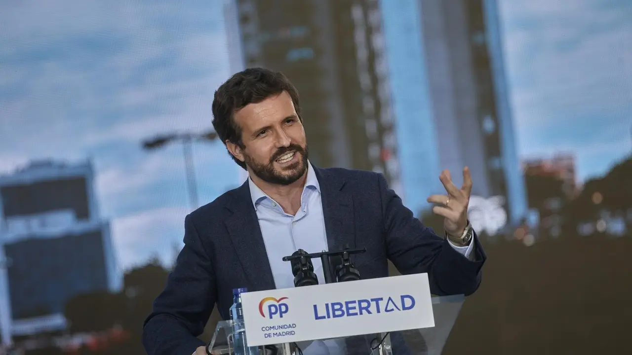 El presidente del PP, Pablo Casado interviene en el &uacute;ltimo acto de campa&ntilde;a del partido, en el barrio de Salamanca, a 2 de mayo de 2021, en Madrid (Espa&ntilde;a). 