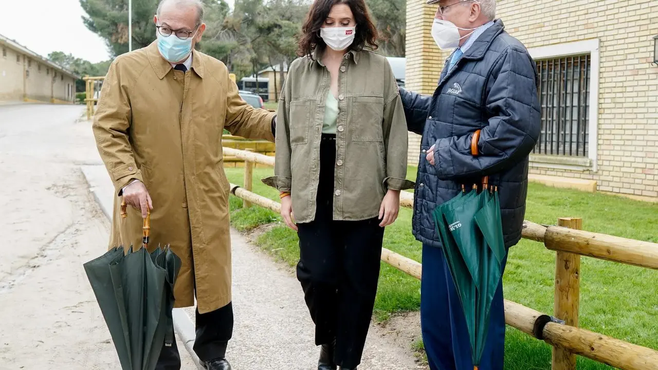 La presidenta de la Comunidad de Madrid y candidata del PP a la reelecci&oacute;n, Isabel D&iacute;az Ayuso, ha coincidido este jueves con los exdirigentes socialistas Joaqu&iacute;n Leguina y Nicol&aacute;s Redondo.