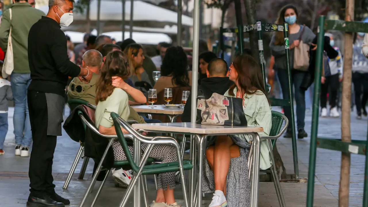 Varias personas, en la terraza de un bar, a 31 de marzo de 2021, en Madrid (Espa&ntilde;a), La tarde de este mi&eacute;rcoles comienza la Semana Santa para muchos madrile&ntilde;os, que han acudido a las terrazas de los bares de la capital. Hosteler&iacute;a de Espa&ntilde;a reclam&oacute; ayer el cese de la &ldquo;estrategia criminalizadora&rdquo; en el sector de la restauraci&oacute;n con medidas restrictivas y pedido que, por el contrario, se trabaje junto al sector a trav&eacute;s de medidas en positivo, como puede ser el pasaporte sanitario que permita la movilidad a las personas vacunadas y se fomente as&iacute; el turismo seguro.
Ricardo Rubio / Europa Press
31/3/2021