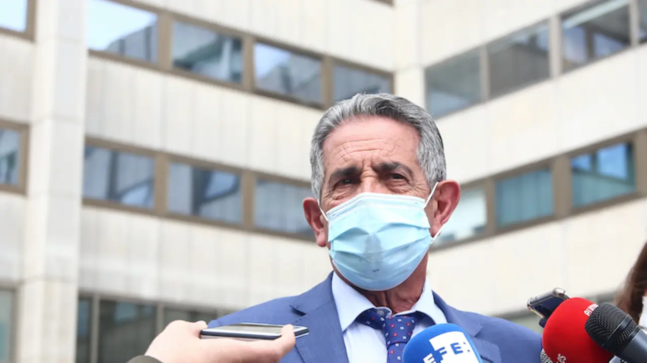 El presidente de Cantabria, Miguel &Aacute;ngel Revilla, ofrece declaraciones a los medios despu&eacute;s de su reuni&oacute;n con la vicepresidenta econ&oacute;mica, en la sede del Ministerio, a 30 de abril de 2021, en Madrid (Espa&ntilde;a). Durante el encuentro, el presidente c&aacute;ntabro y la vicepresidenta han abordado las iniciativas presentadas para la obtenci&oacute;n de fondos europeos, como el proyecto del Llano de La Pasiega.