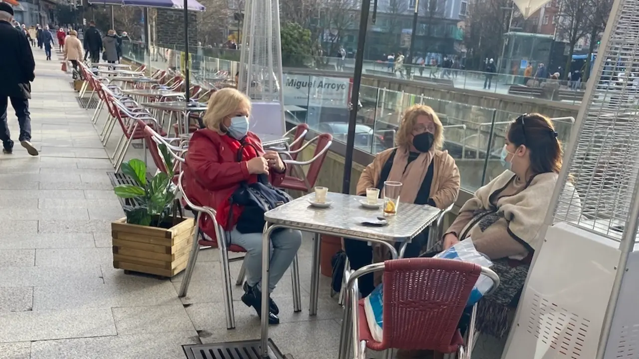Varias personas sentadas en una terraza del centro de Santander. / HARDY